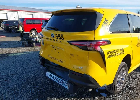 2021 Toyota Sienna Le z USA, uszkodzony, nr VIN 5TDKRKECXMS049139